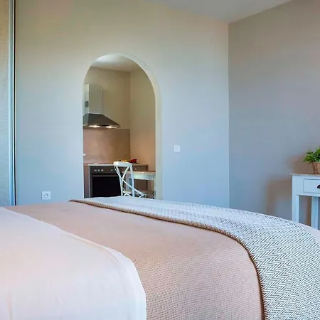 Beachfront Suites Lourdas 아파트호텔 2*