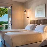 Beachfront Suites Lourdas 2*